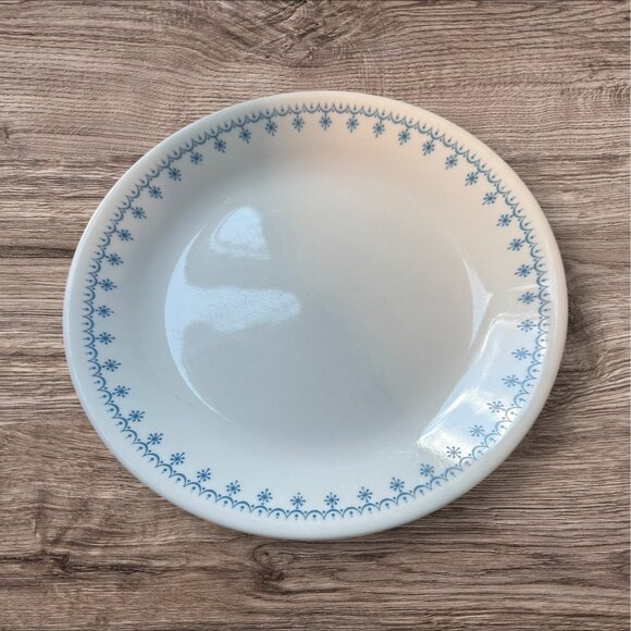 Corelle Snowflake Garland Dinner Plates Set Of 2 White & Blue 8.5 Inch Vintage D - Picture 2 of 11